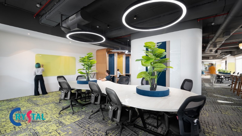 Thiết kế văn phòng mở kết hợp cây xanh tạo điểm nhấn