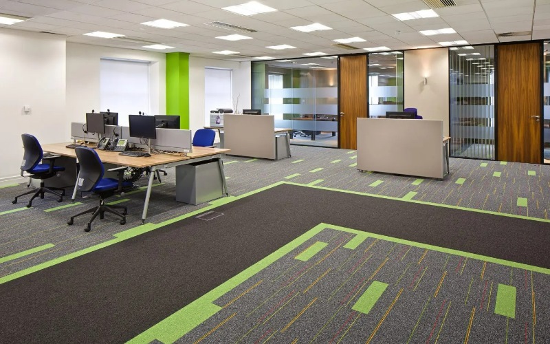 Mẫu thiết kế văn phòng xanh với thảm xanh rêu