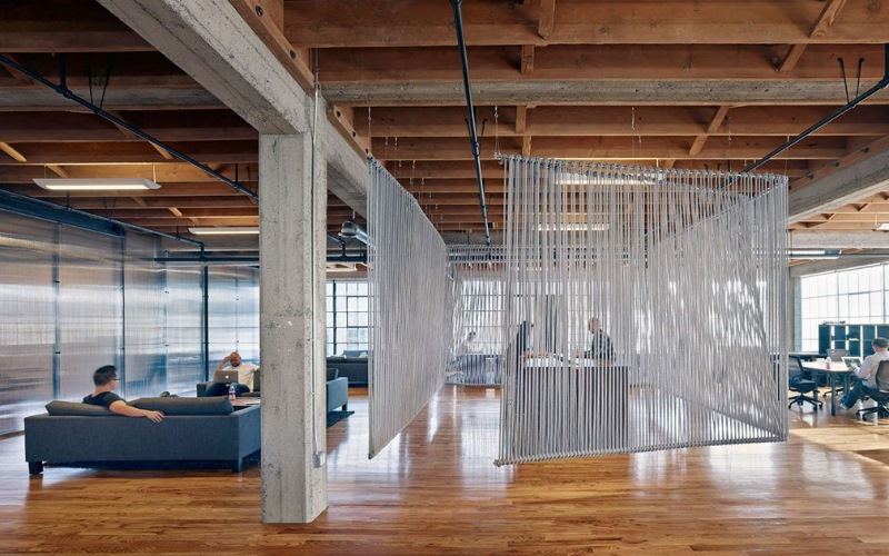 Trần và sàn gỗ mang đến cảm giác sang trọng cho không gian văn phòng