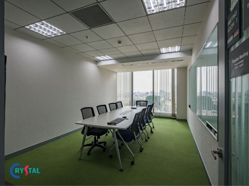 Phòng họp được lót thảm trải sàn màu xanh mang lại cảm giác thoáng mát