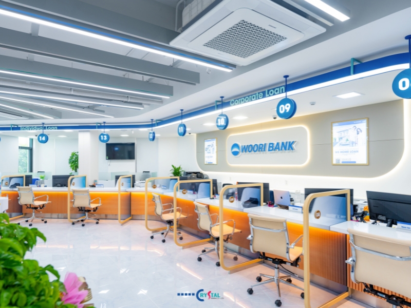 Logo thương hiệu Woori Bank phía sau tường được thiết kế led nổi bật