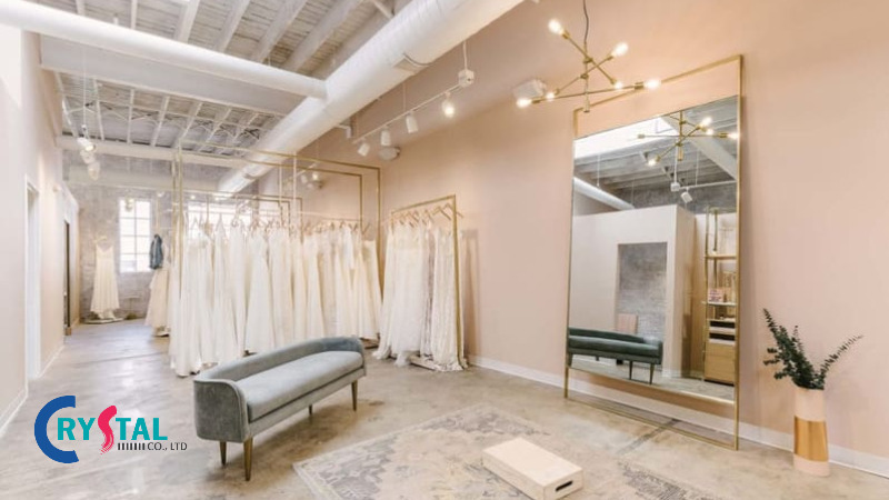 Các mẫu váy cưới được sắp xếp gọn gàng trên kệ treo tạo không gian showroom tiện nghi