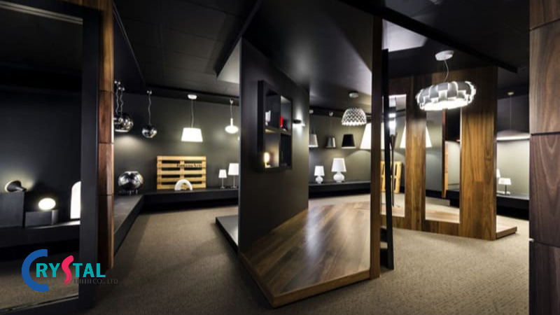 Showroom đèn điện với hệ thống ánh sáng chính là các mẫu đèn được trưng bày