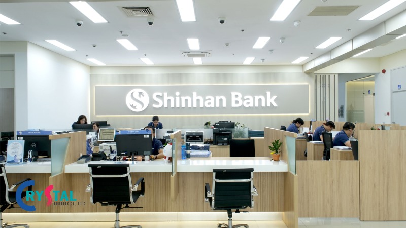 Logo Shinhan Bank được đặt ở vị trí trung tâm nổi bật với tone màu trắng