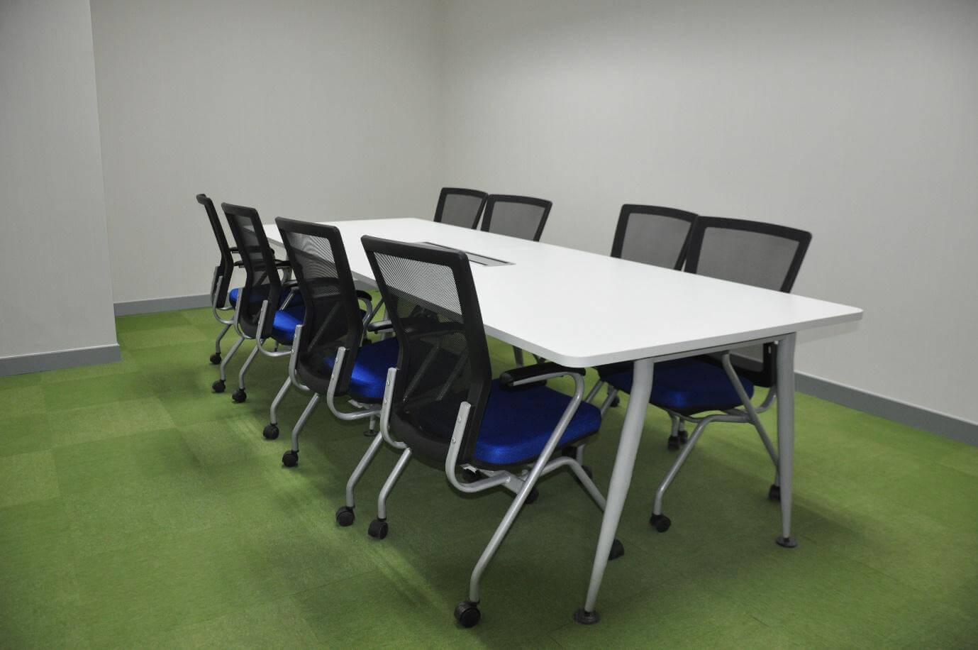 Phòng họp được lát thảm xanh giúp không gian dịu mát