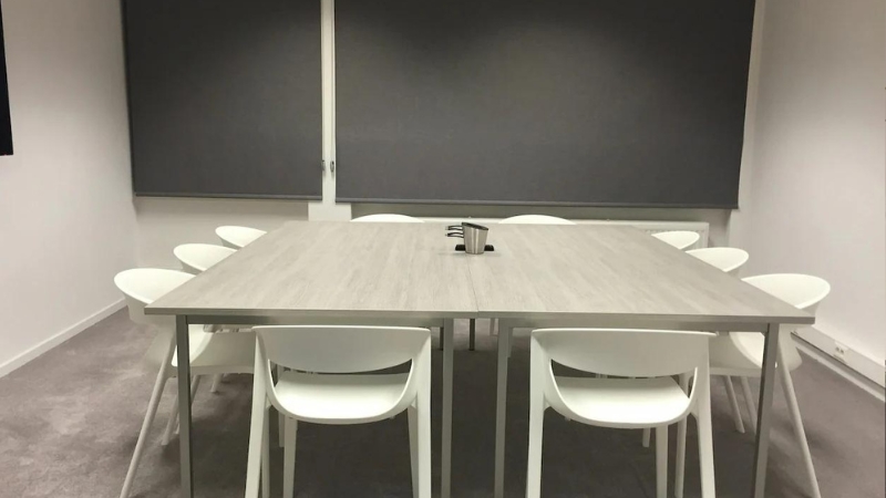 Phòng họp kích thước nhỏ tối giản với gam màu trắng