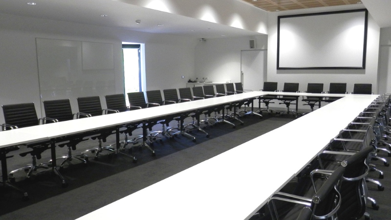 Thiết kế phòng họp có bàn hình chữ nhật và lối đi rộng rãi