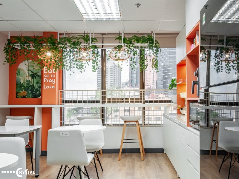 Thiết kế nội thất phòng pantry tuy tối giản nhưng vẫn đầy đủ tiện nghi với view hướng ra sông Sài Gòn